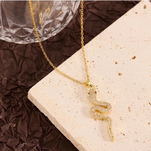 Fashion Jewelry Jewelry - Striking Gold Snake Pendant Necklace